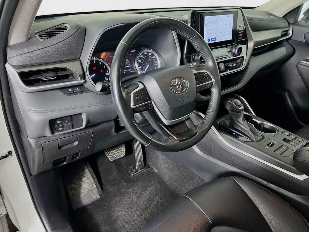 Used 2023 Toyota Highlander XLE AWD/4WD image 9