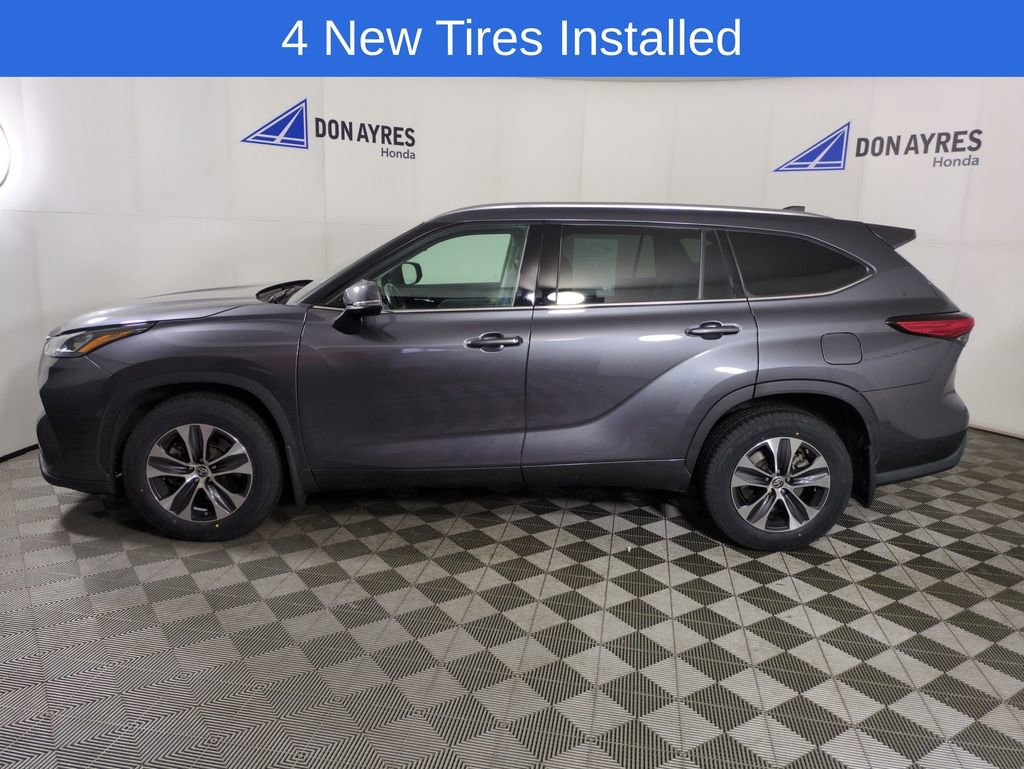 Used 2020 Toyota Highlander XLE image 2