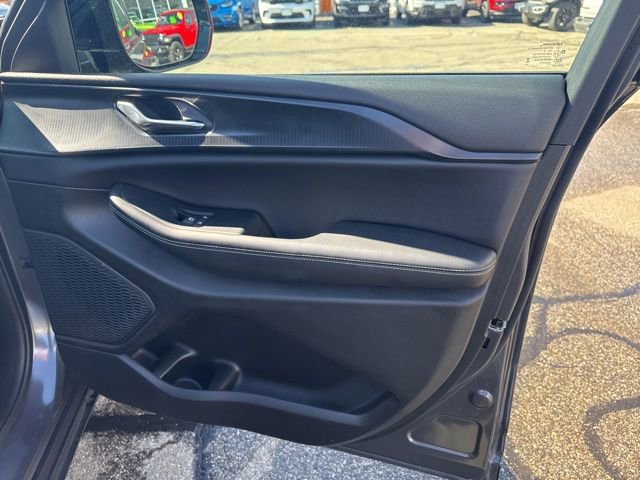 Certified 2025 Jeep Grand Cherokee Altitude image 12