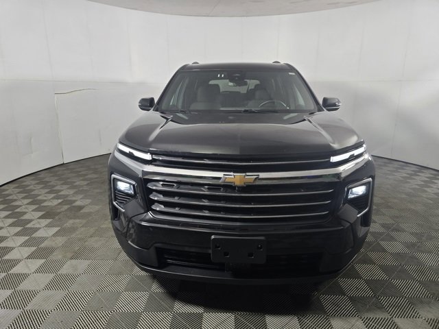 Used 2025 Chevrolet Traverse LT image 2