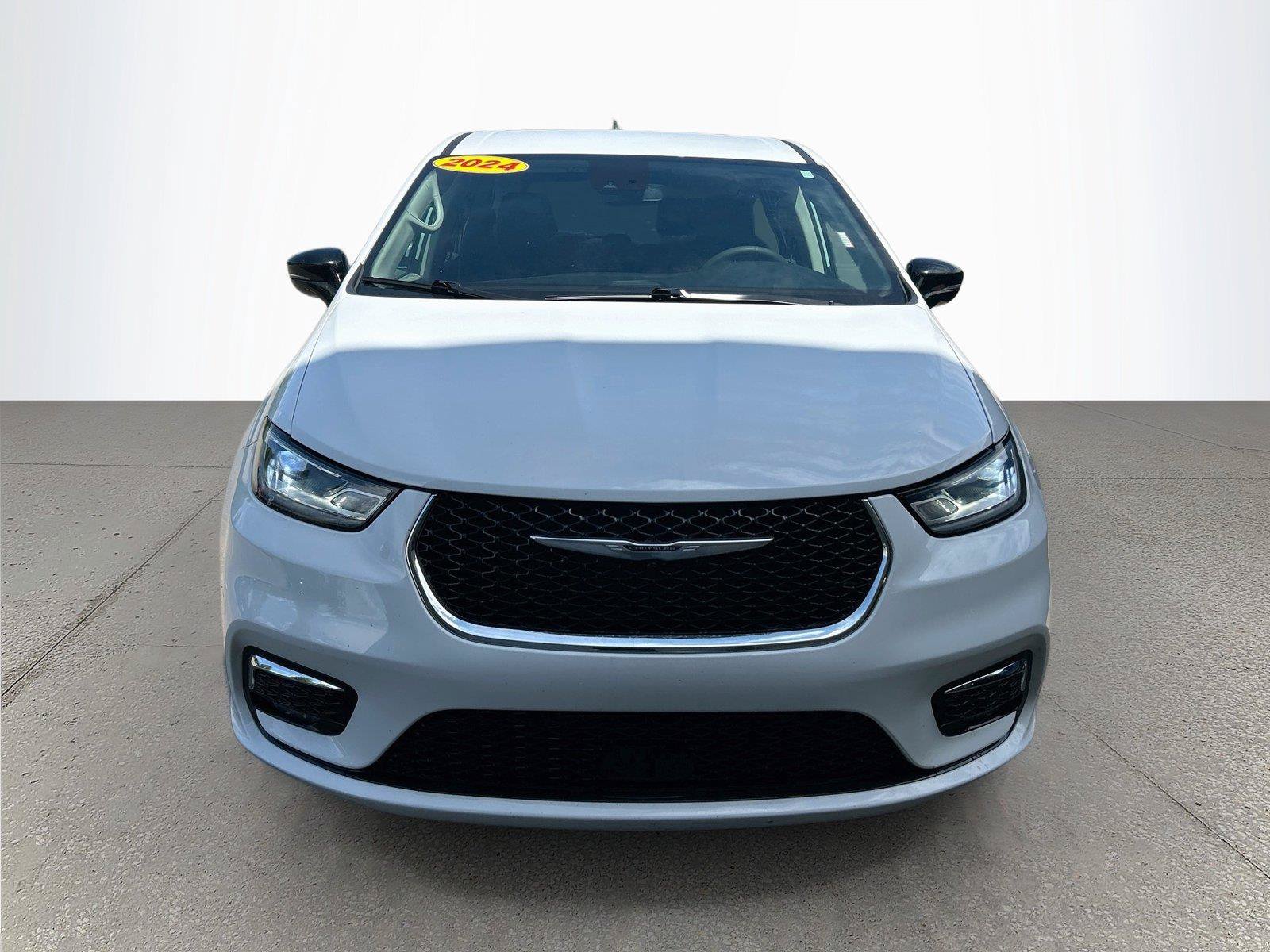 Used 2024 Chrysler Pacifica Touring-L FWD image 8