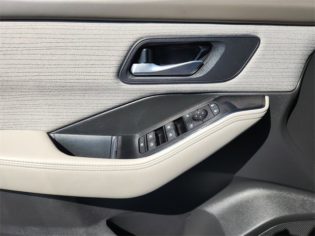 Used 2023 Nissan Rogue SV image 17