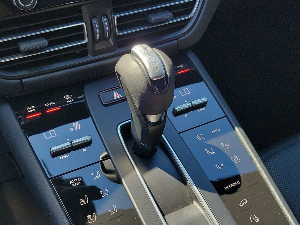 Certified 2025 Porsche Macan image 34