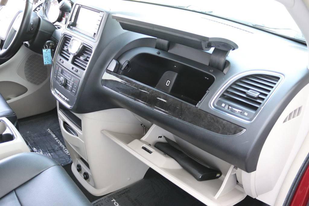 Used 2014 Chrysler Town & Country Touring FWD image 11