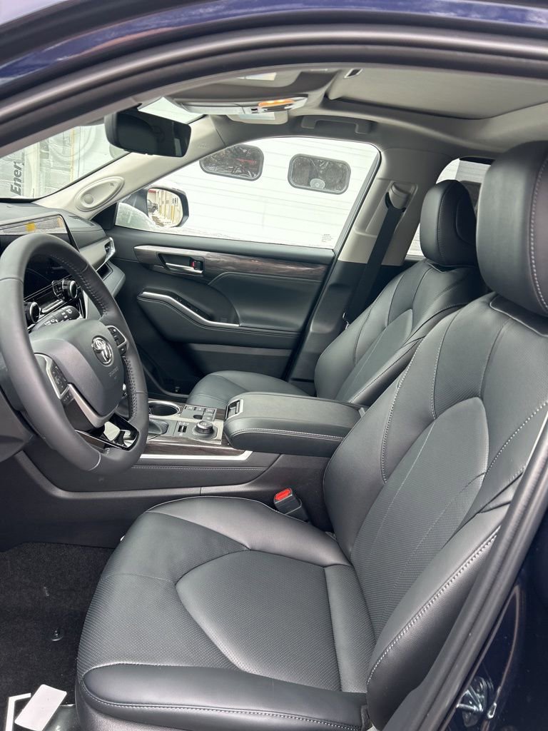 New 2026 Toyota Highlander Limited image 3