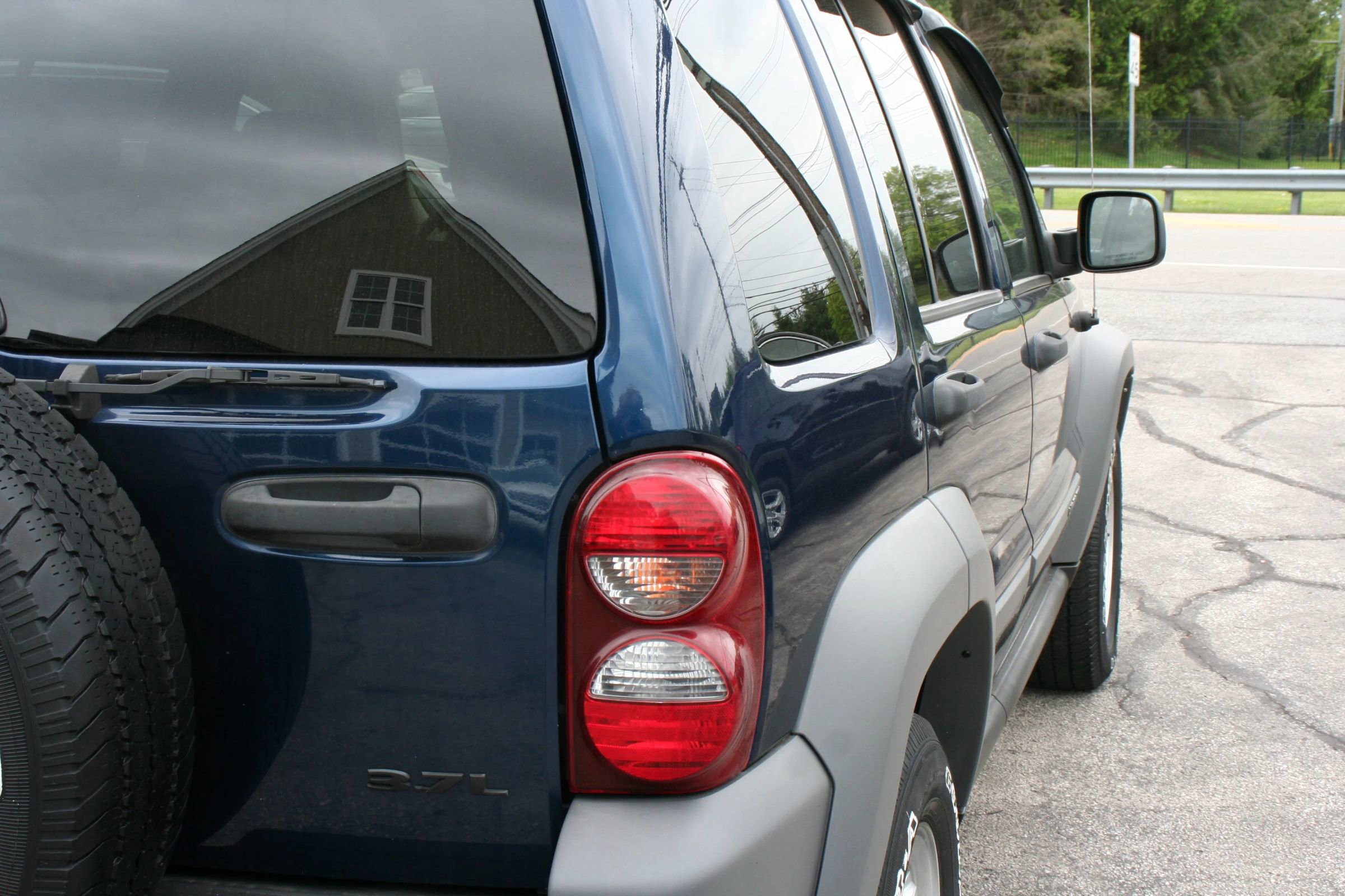 Used 2005 Jeep Liberty Sport AWD/4WD image 25