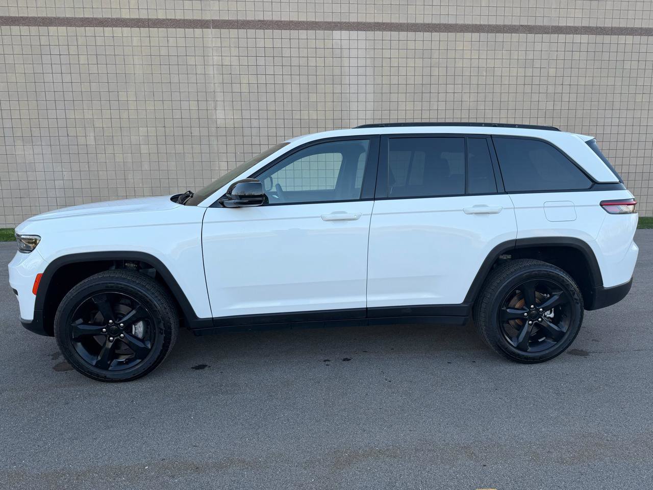 Used 2023 Jeep Grand Cherokee Altitude AWD/4WD image 8