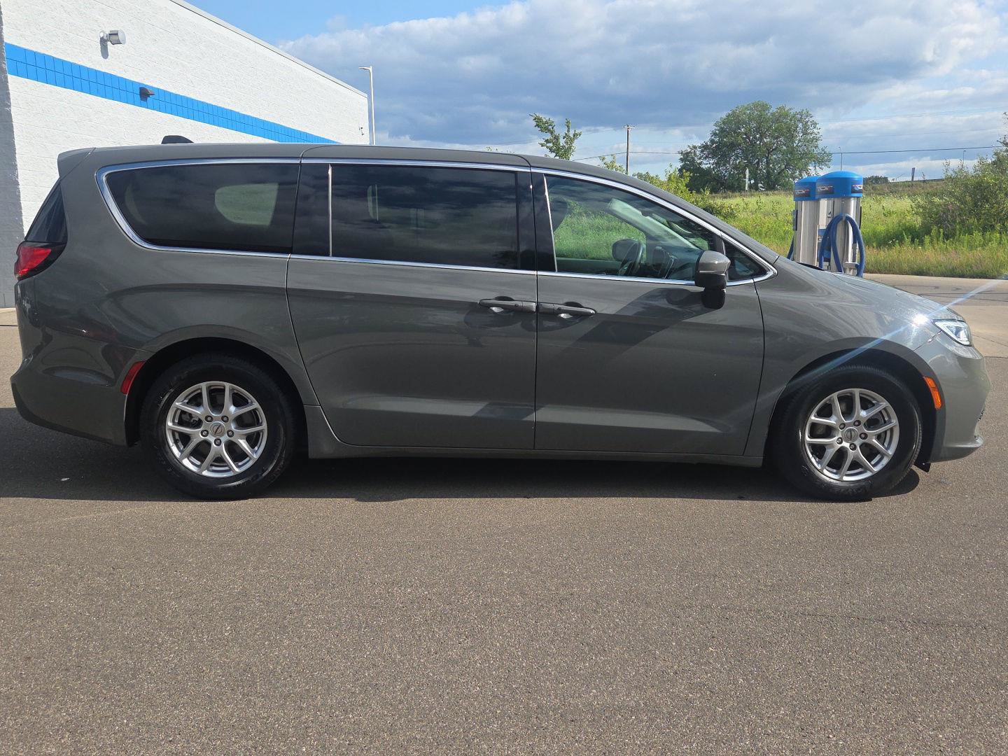 Used 2023 Chrysler Pacifica Touring-L FWD image 7