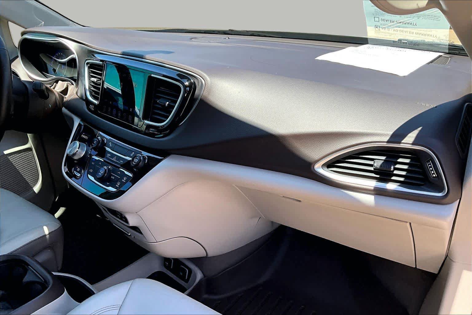 Used 2017 Chrysler Pacifica Touring-L Plus FWD image 15