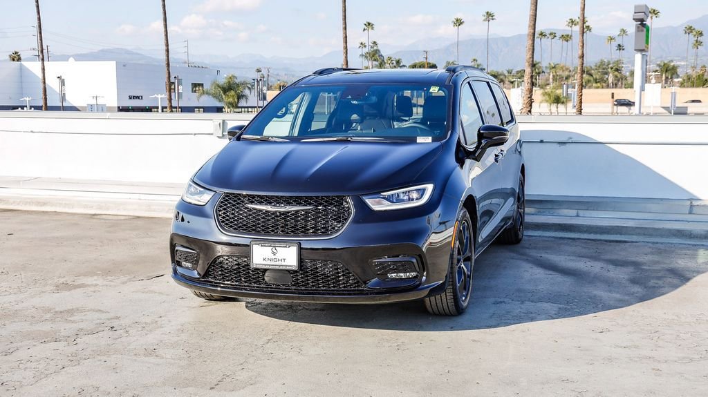 New 2026 Chrysler Pacifica Limited w/ S Appearance Package image 4