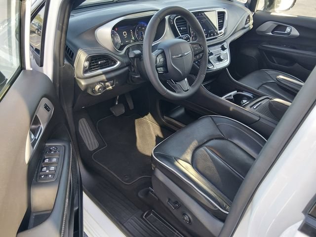 Used 2025 Chrysler Pacifica Limited FWD image 9