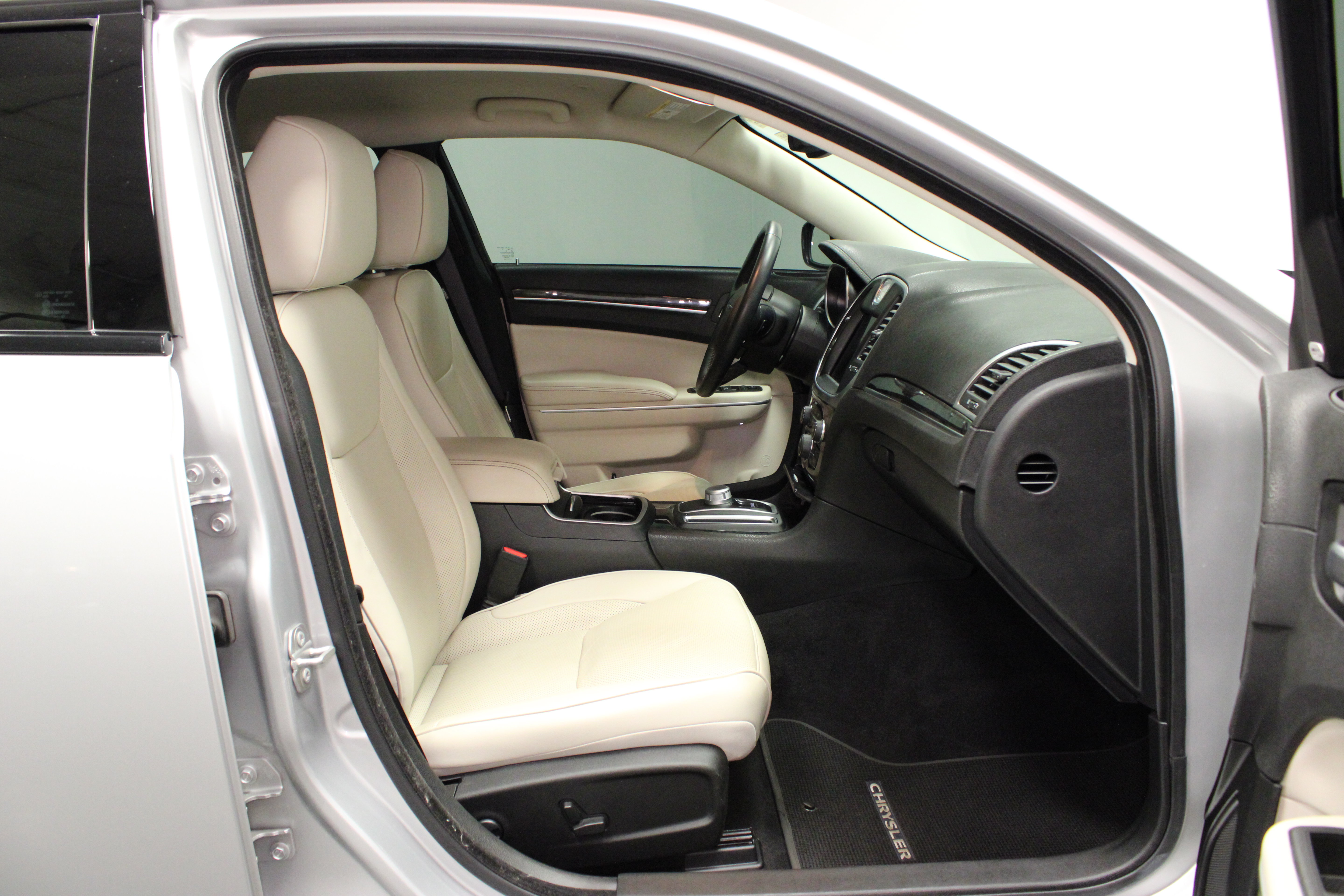 Used 2022 Chrysler 300 Touring L w/ Safetytec Plus Group AWD/4WD image 13