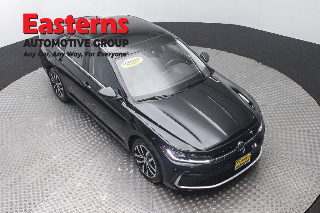 Used 2025 Volkswagen Jetta SE FWD image 4