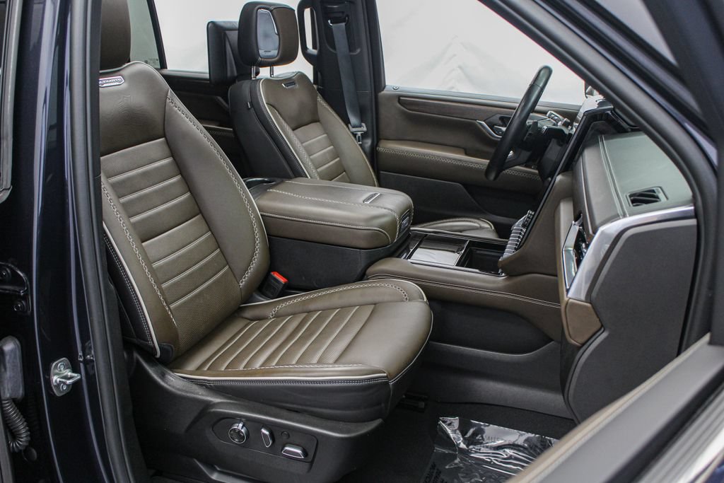 Used 2025 GMC Yukon XL Denali Ultimate AWD/4WD image 32