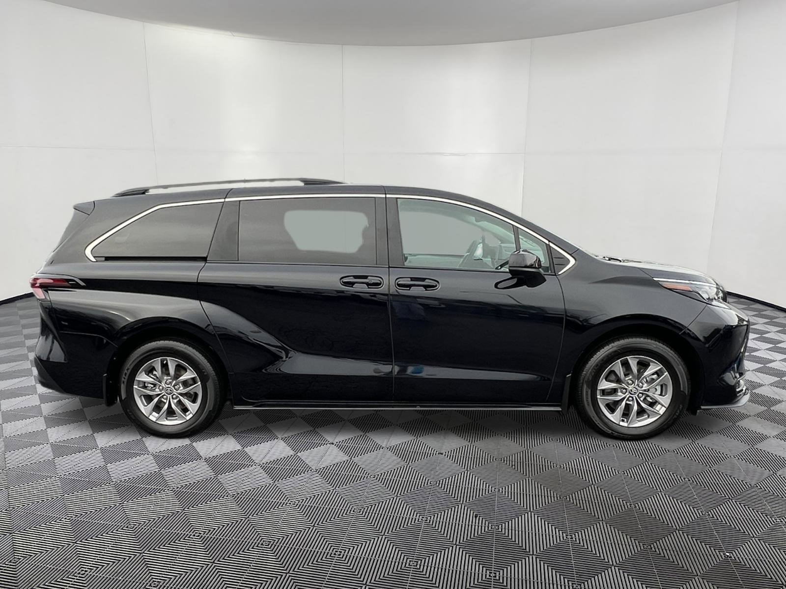 Used 2024 Toyota Sienna LE image 7