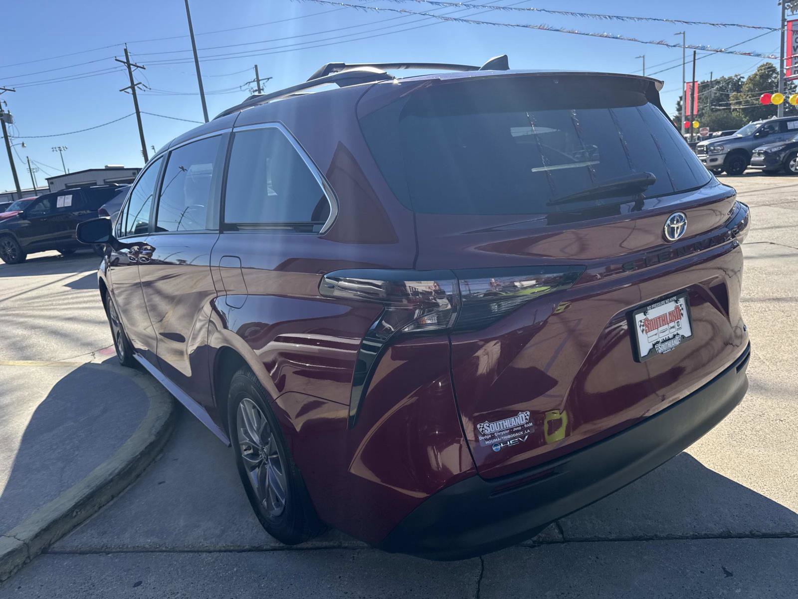 Used 2025 Toyota Sienna LE image 5