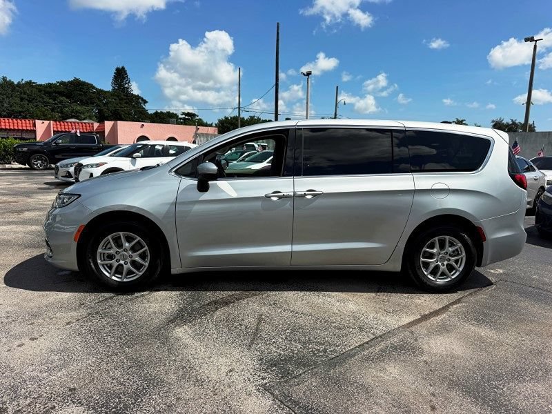 Used 2023 Chrysler Pacifica Touring-L FWD image 8