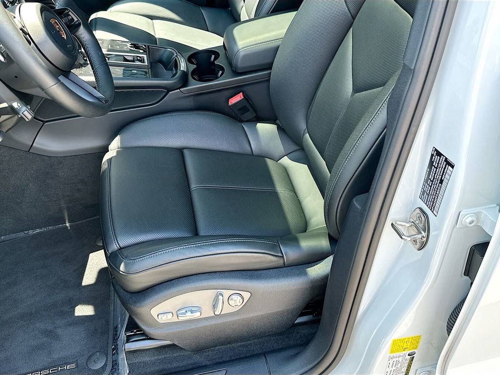 Certified 2026 Porsche Macan AWD/4WD image 22