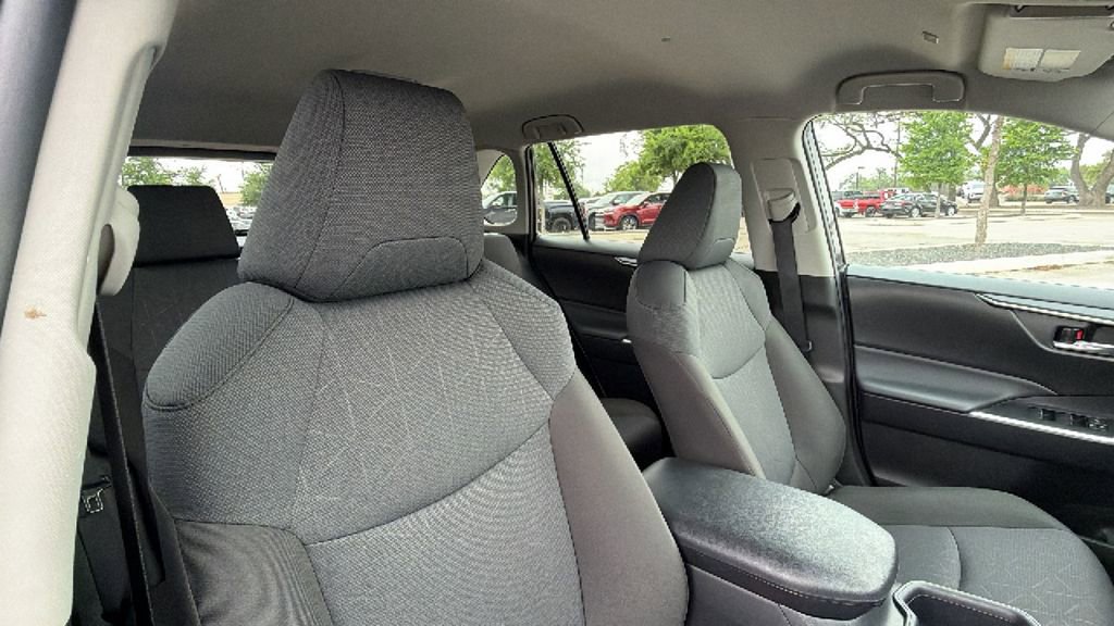 Certified 2025 Toyota RAV4 XLE FWD image 40