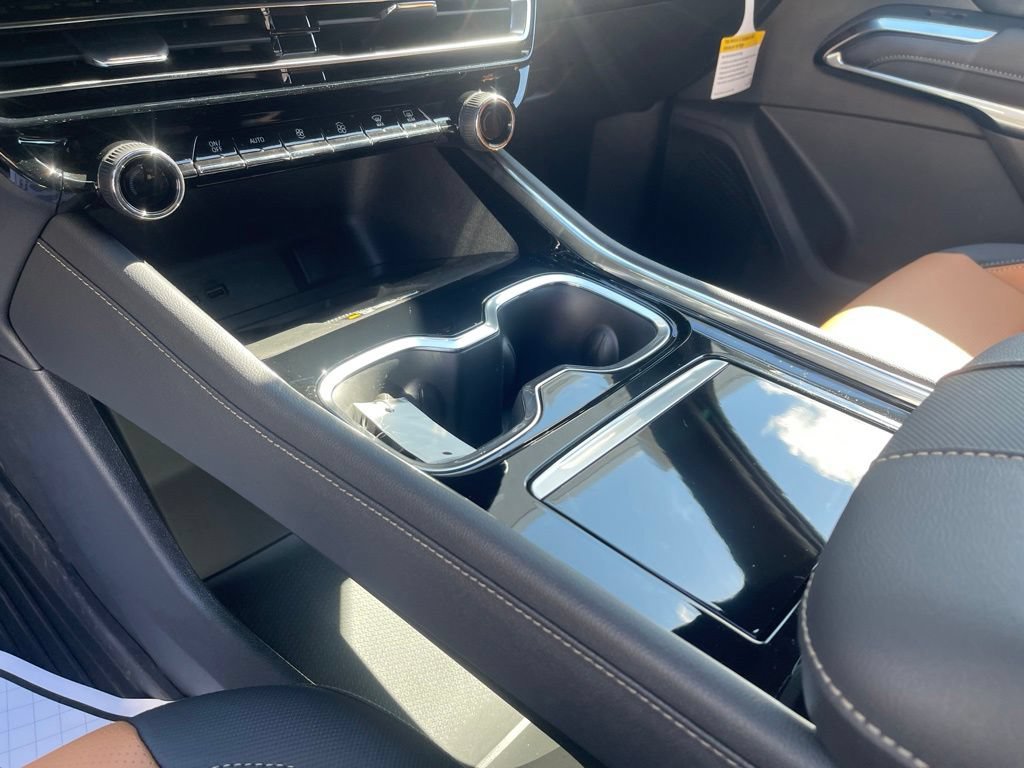 New 2027 Chevrolet Traverse Z71 w/ LPO, Floor Liner Package AWD/4WD image 18