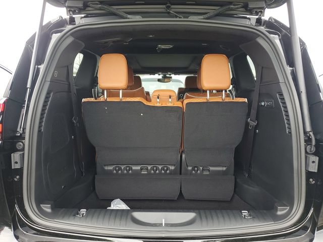 New 2026 Chrysler Pacifica Pinnacle w/ Trailer Tow Group FWD image 6