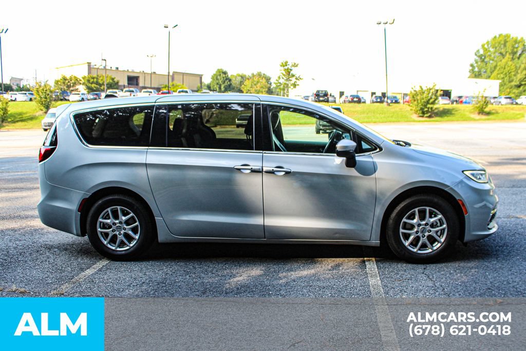 Used 2023 Chrysler Pacifica Touring-L FWD image 8