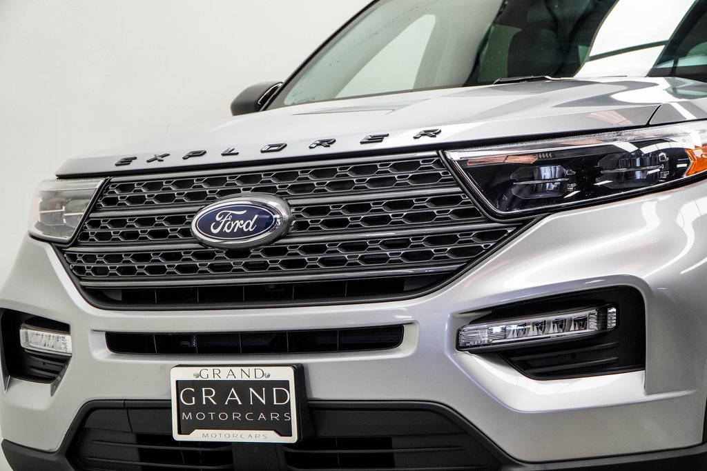 Used 2022 Ford Explorer XLT w/ Equipment Group 202A image 2