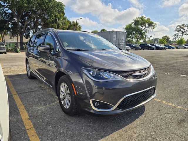 Used 2018 Chrysler Pacifica Touring-L FWD image 2