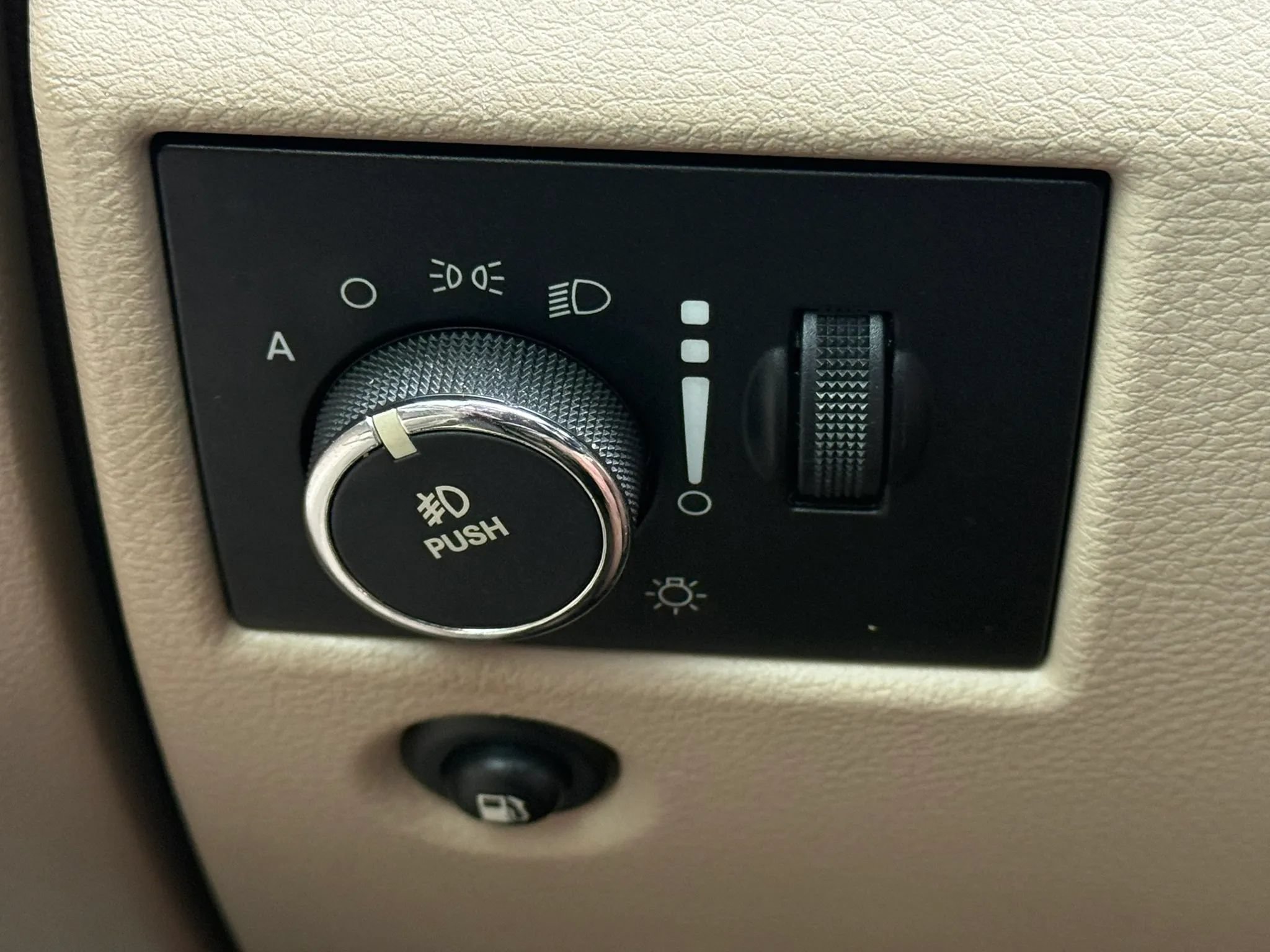 Used 2011 Jeep Grand Cherokee Overland AWD/4WD image 31