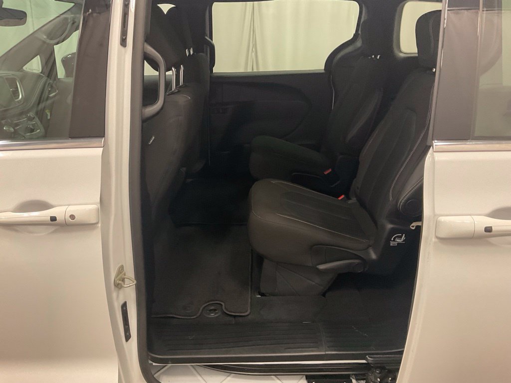 Used 2024 Chrysler Pacifica Touring FWD image 22