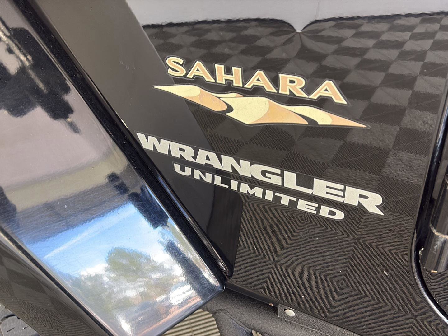 Used 2015 Jeep Wrangler Unlimited Sahara w/ Connectivity Group image 9