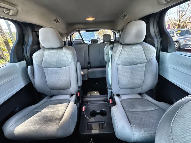 Used 2025 Toyota Sienna LE image 30