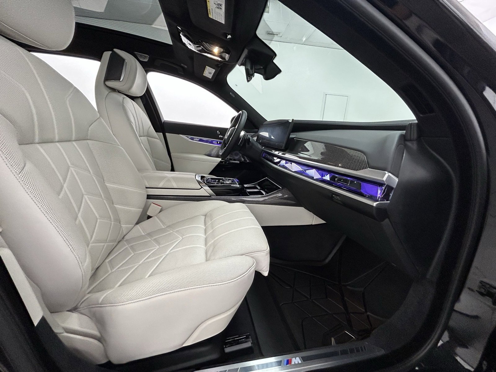 Used 2025 BMW 760i xDrive w/ Premium Package image 40