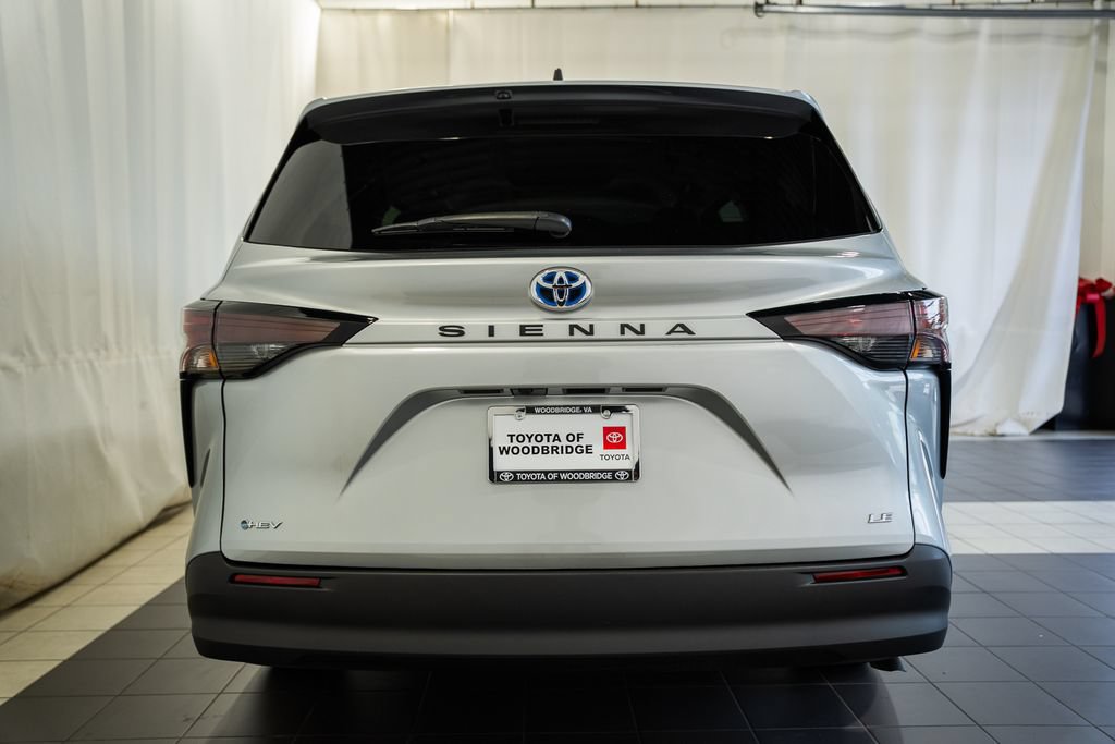 Used 2025 Toyota Sienna LE FWD image 5