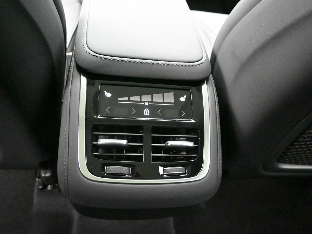 Used 2025 Volvo XC90 B6 Plus image 18