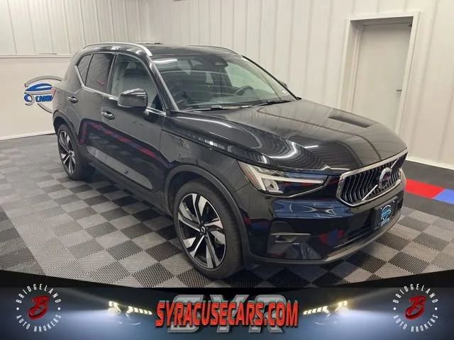 Used 2025 Volvo XC40 B5 Plus image 1