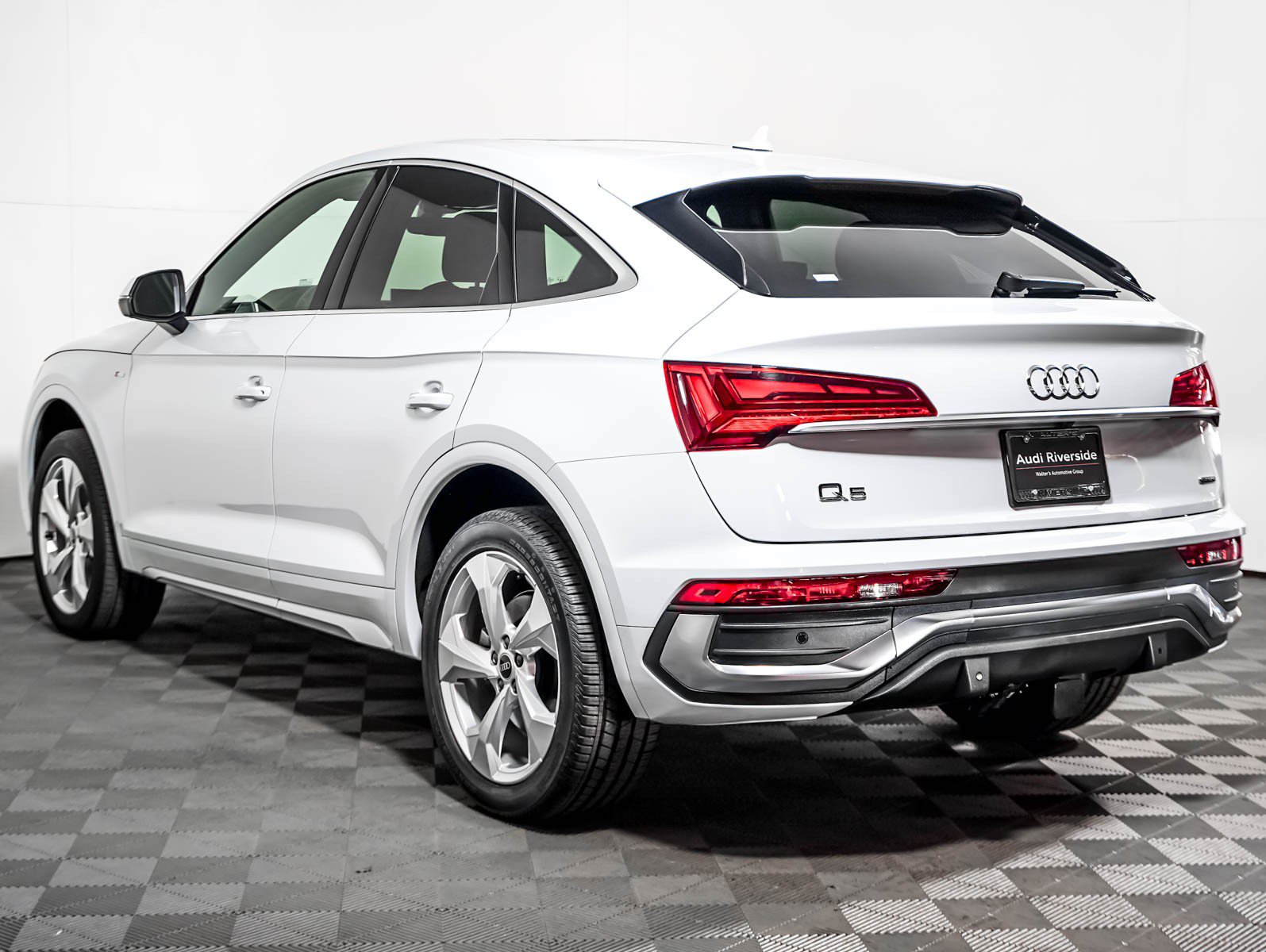 Used 2023 Audi Q5 2.0T Premium Plus w/ Premium Plus Package AWD/4WD image 2