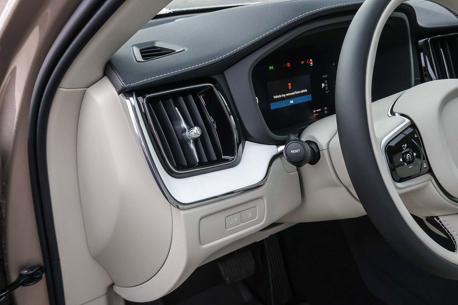 New 2026 Volvo XC60 T8 Ultra w/ Protection Package Premier image 34