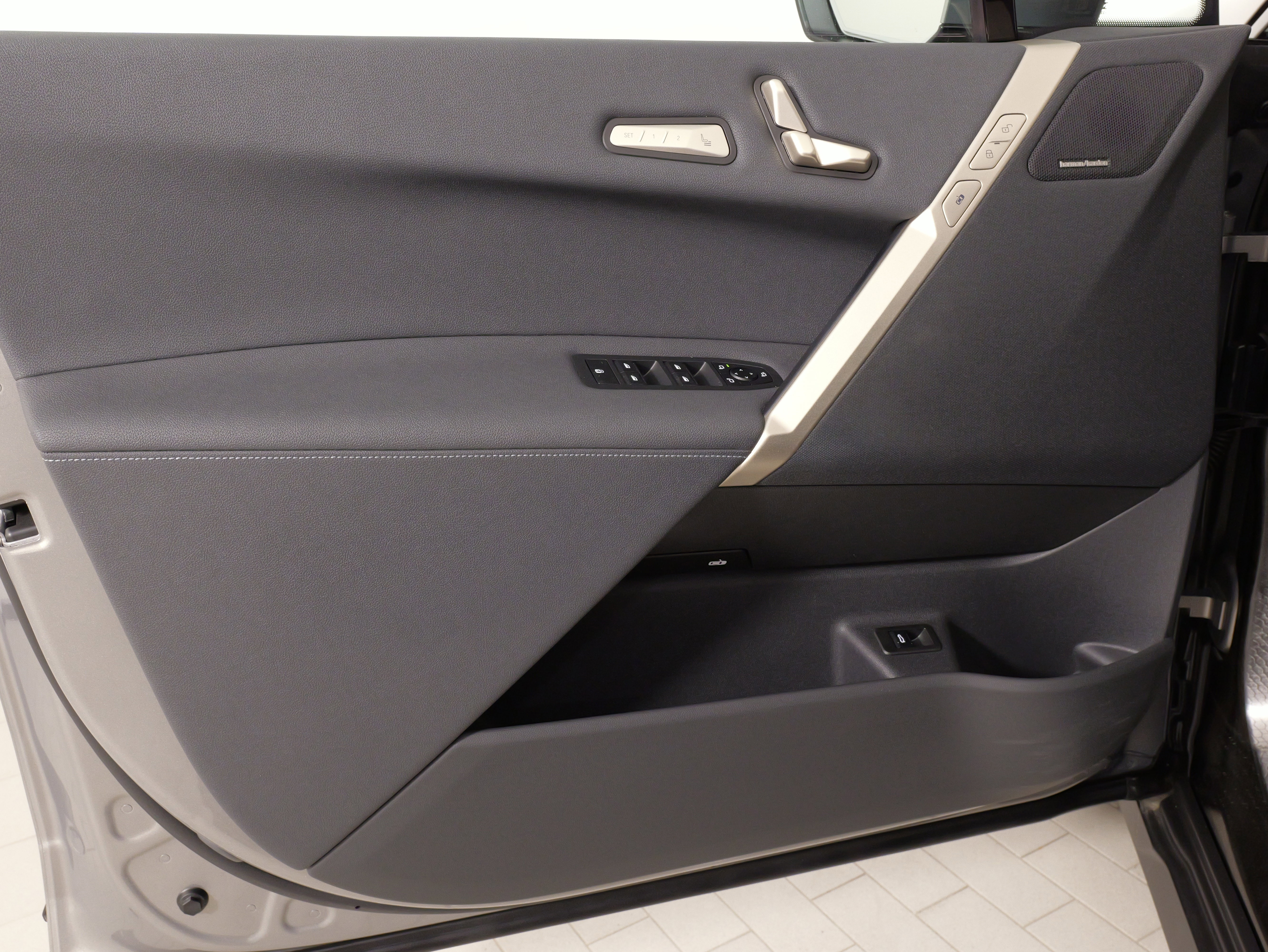 Used 2024 BMW iX xDrive50 image 26