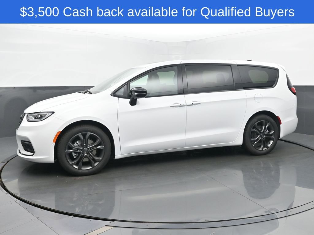 New 2026 Chrysler Pacifica Select image 2