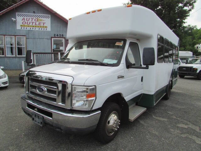 Used 2013 Ford E-450 and Econoline 450 Super Duty w/ Shuttle Bus Prep Pkg RWD image 3