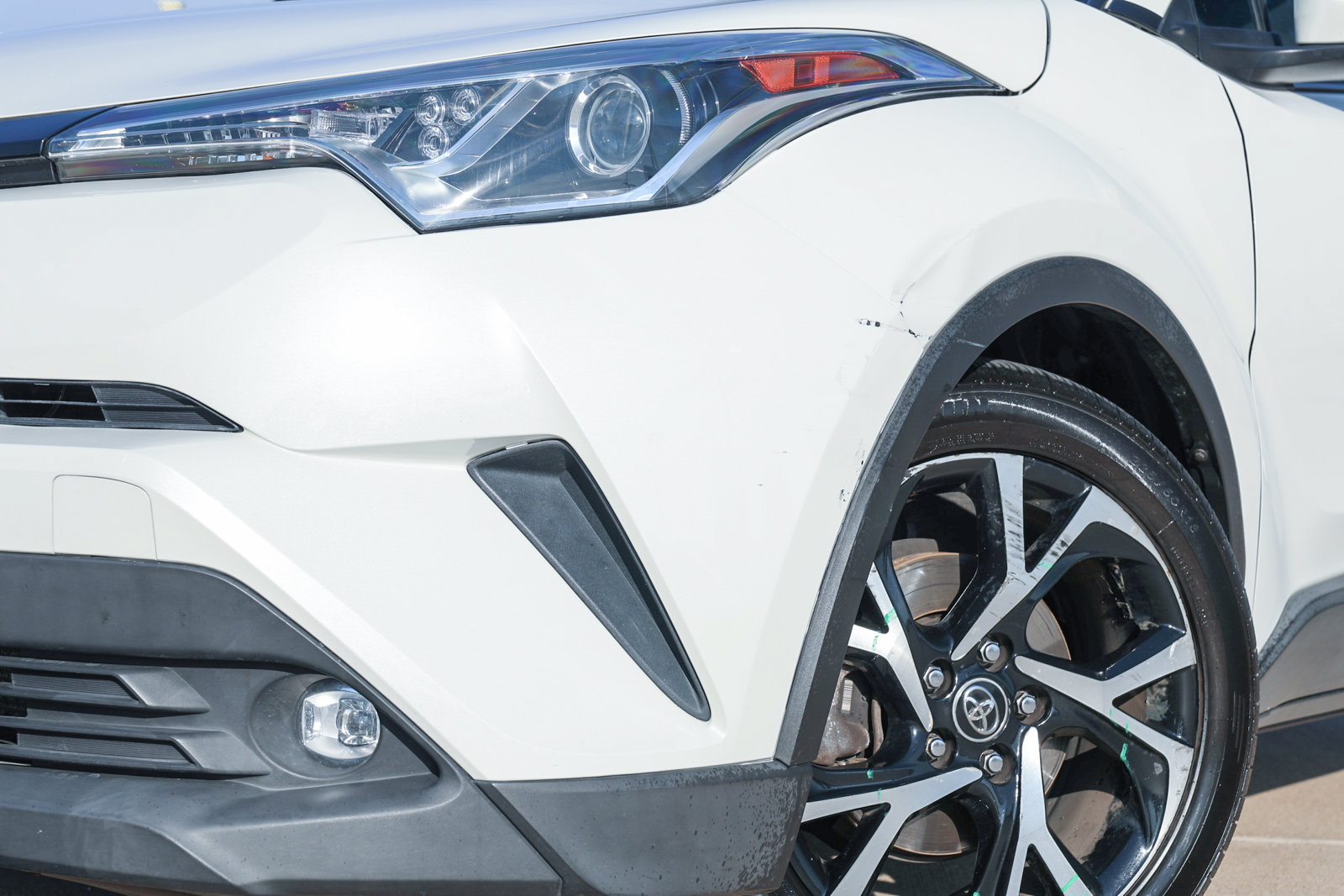 Used 2019 Toyota C-HR Limited FWD image 12