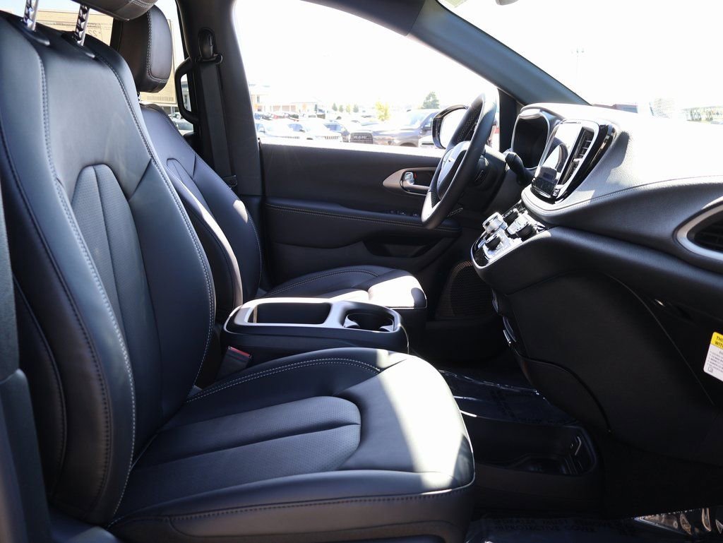 New 2026 Chrysler Pacifica Select image 9