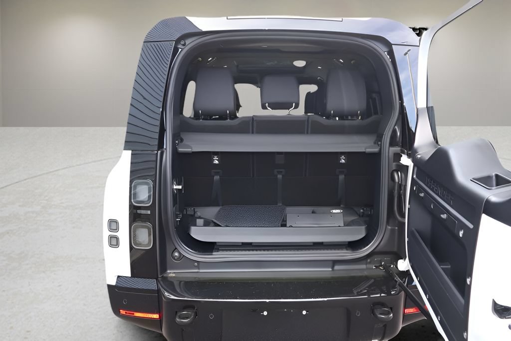 New 2026 Land Rover Defender 130 X-Dynamic SE AWD/4WD image 16