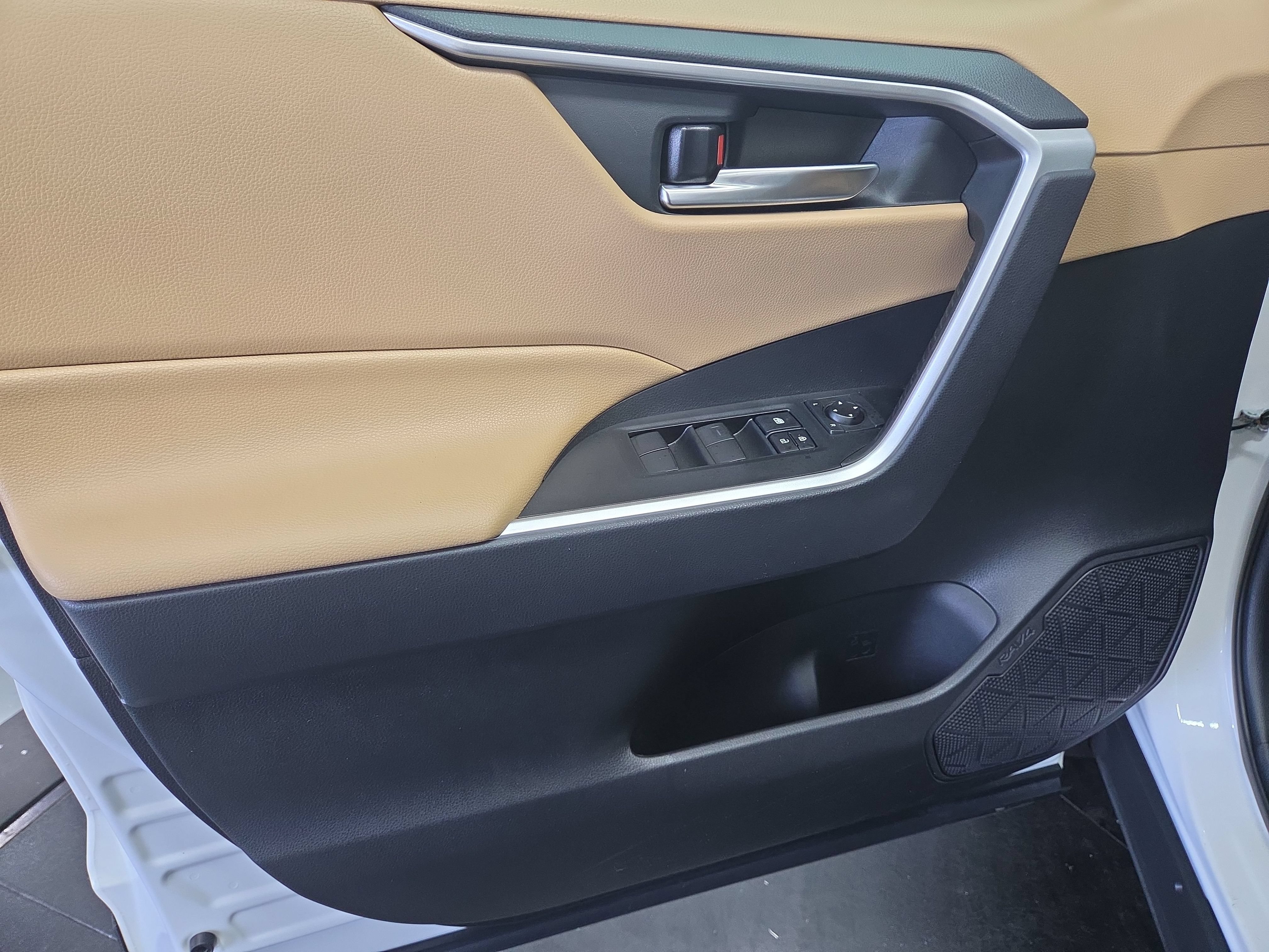 Used 2021 Toyota RAV4 XLE AWD/4WD image 13
