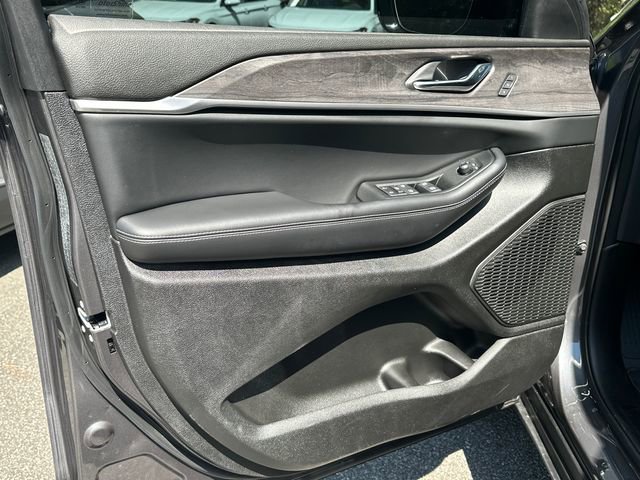 Used 2025 Jeep Grand Cherokee L Limited w/ Black Appearance Package AWD/4WD image 10