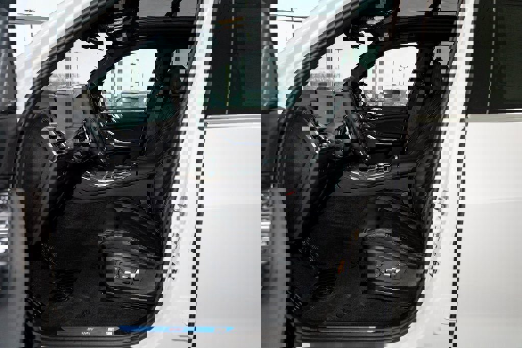 New 2026 BMW X5 xDrive50e w/ Premium Package image 19