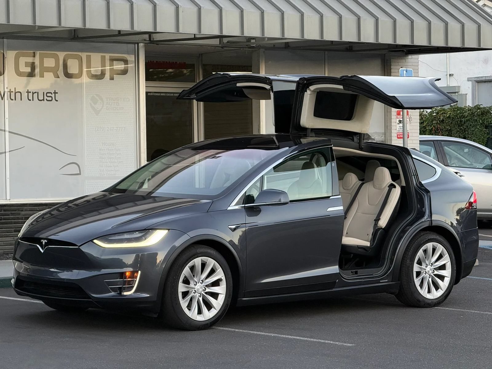 Used 2018 Tesla Model X 75D AWD/4WD image 4