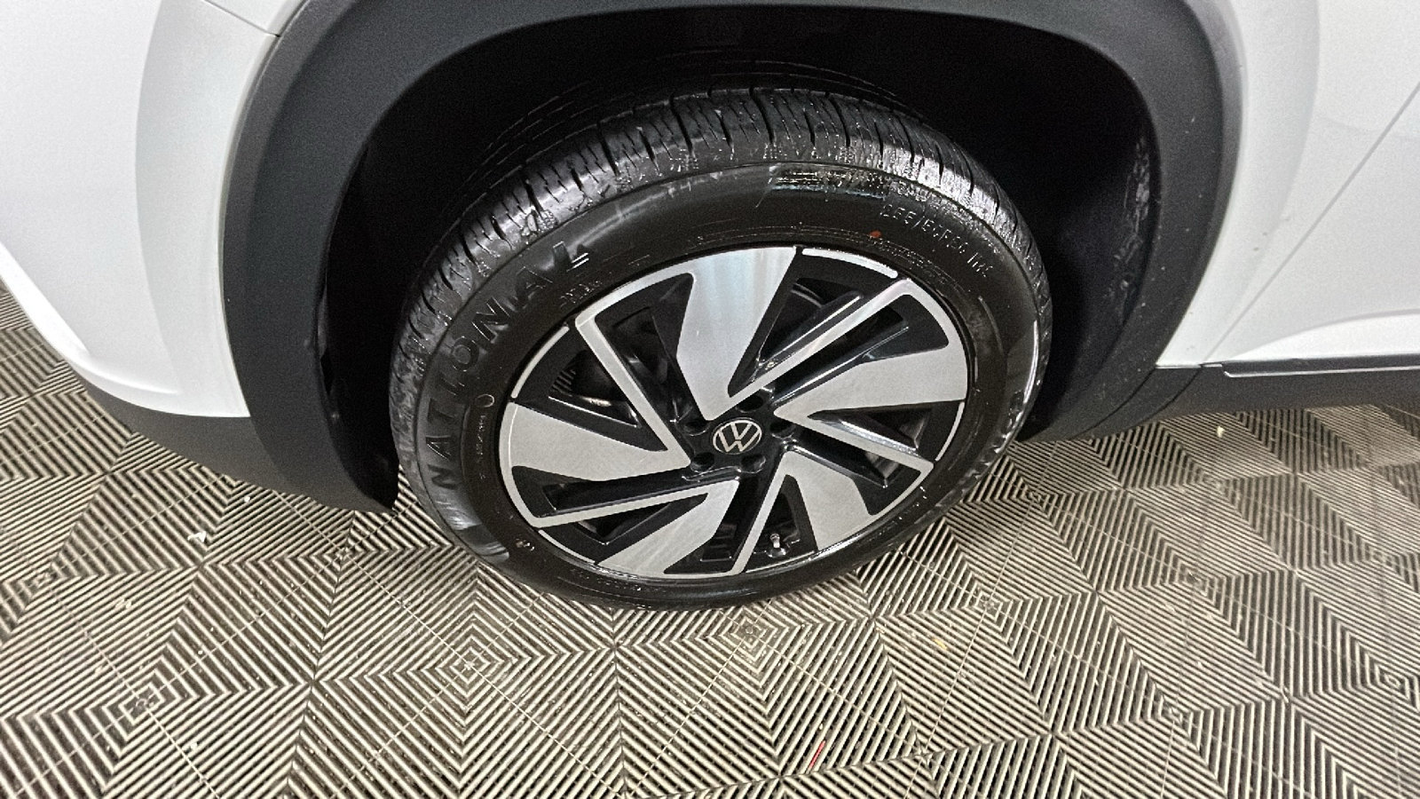 Used 2025 Volkswagen Atlas SE AWD/4WD image 9