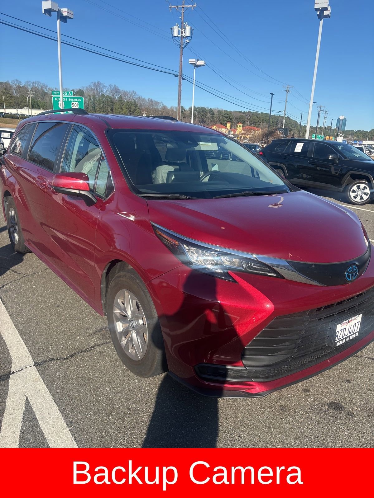 Used 2022 Toyota Sienna LE image 1